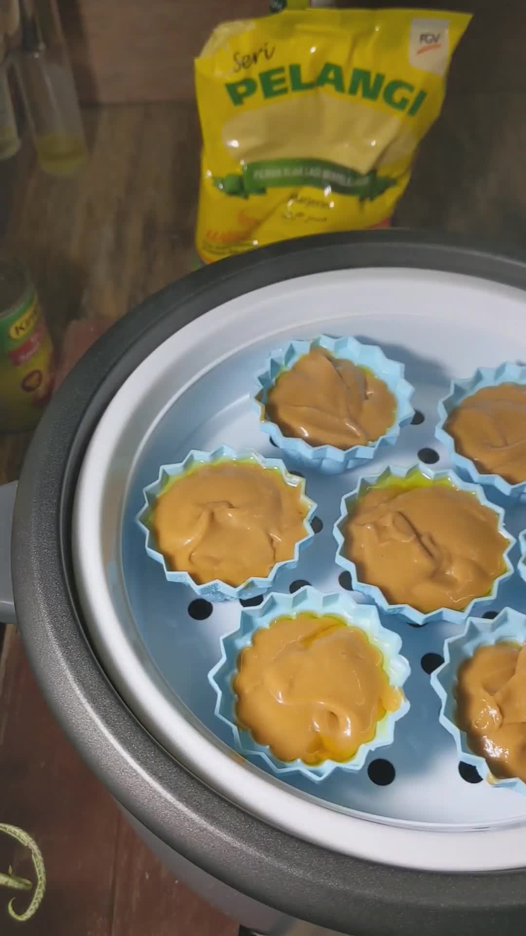Gambar langkah 8 resipi Apam Gula Hangus Rice Cooker.