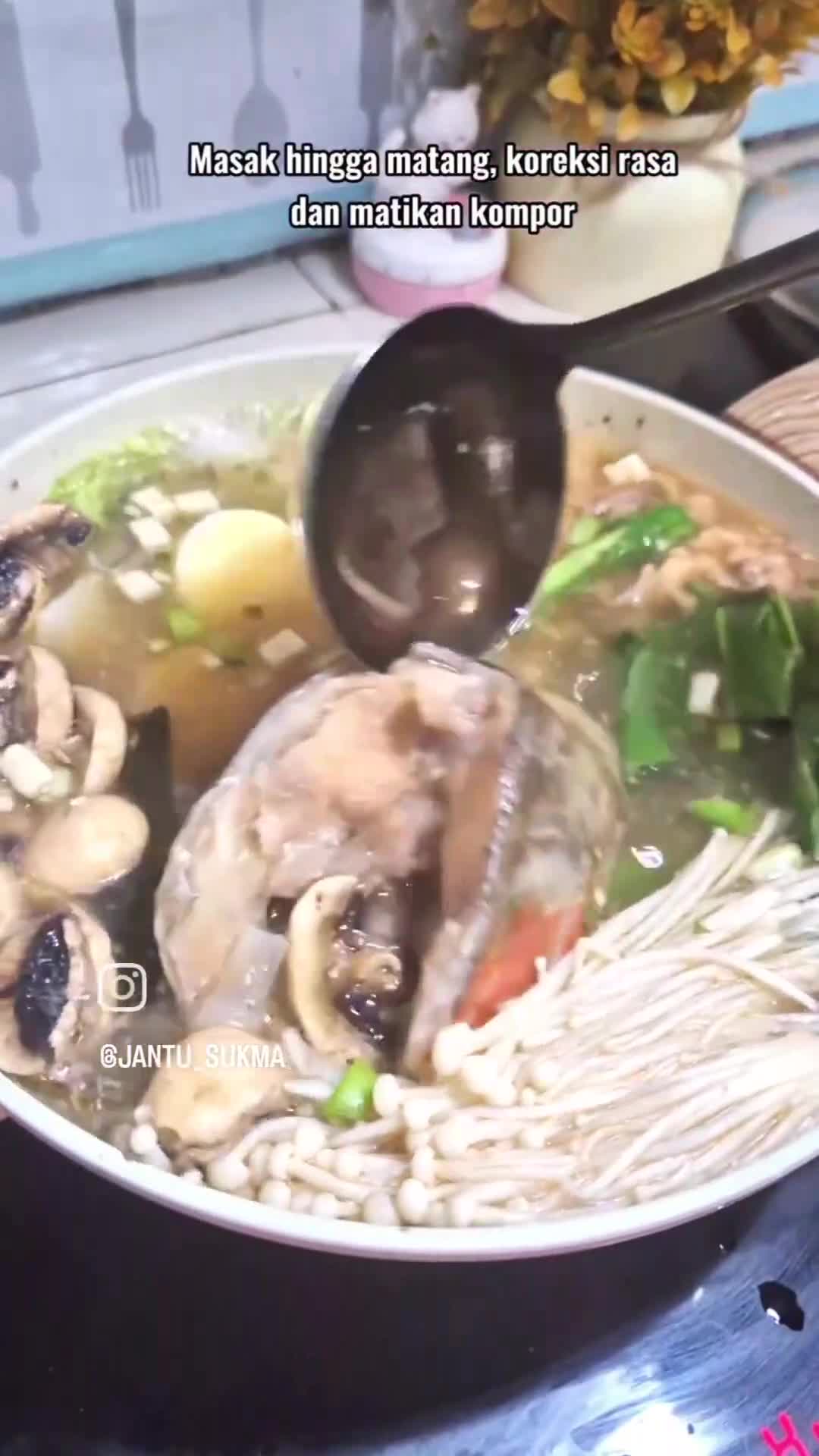 Foto langkah ke 5 dari resep Sup Miso Kepala Salmon.
