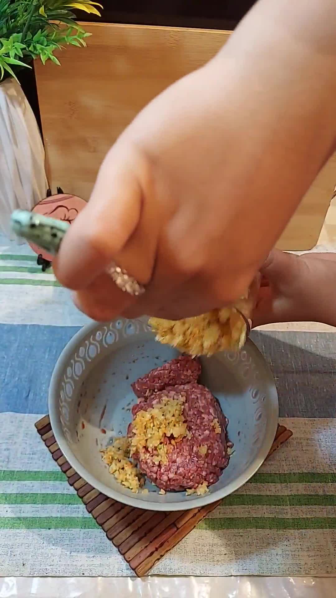 صورة لخطوة 1 من وصفة برجر بالخضار بكل أفكاره 🍔