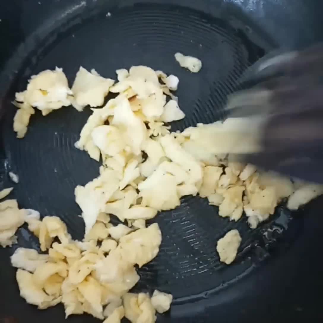 Foto langkah ke 1 dari resep Orak Arik Timun Telur Asin.