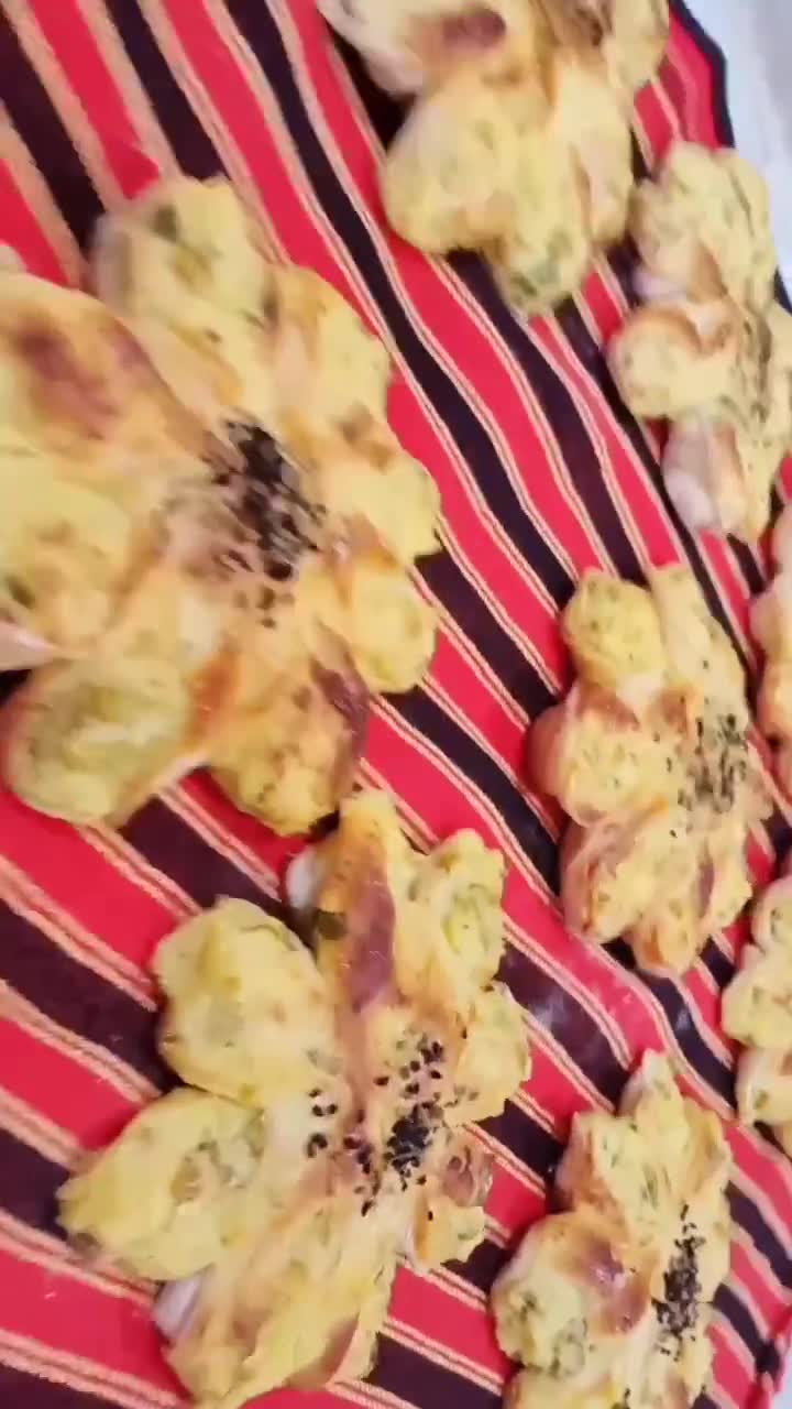 صورة لخطوة 4 من وصفة مملحات الوردة 🌼 بحشو بسيط جدا
