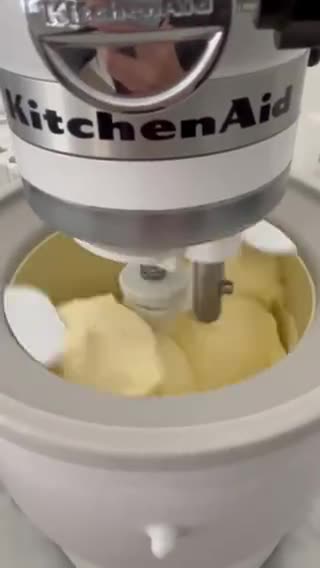 Foto del passaggio 11 della ricetta Gelato alla vaniglia con gelatiera🍨