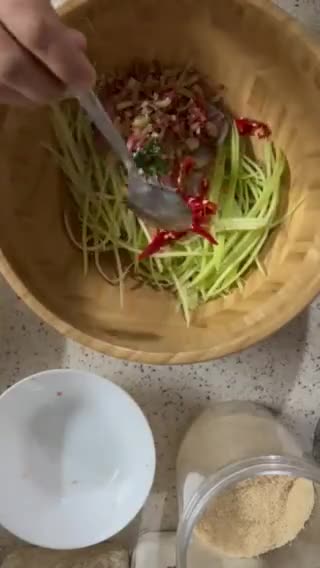 Gambar langkah 1 resipi Kerabu Mangga.
