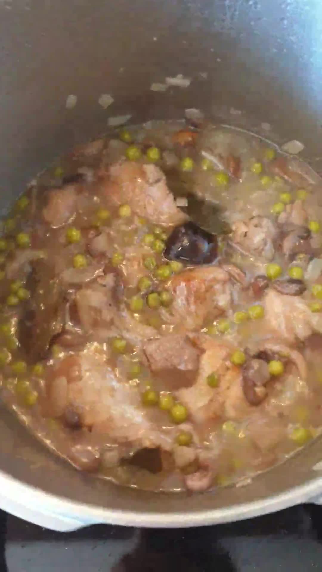 Foto del paso 8 de la receta: Muslitos de pollo guisados con setas