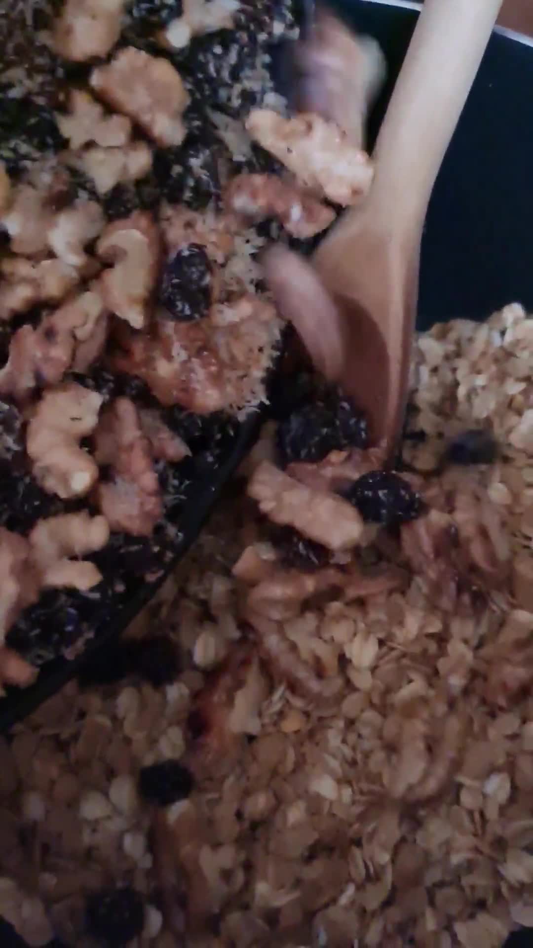 Foto del paso 3 de la receta: Granola a la canela, sin azúcares agregados ni edulcorantes ni miel (proteica y vegana)