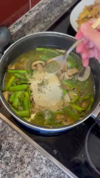 Foto del paso 3 de la receta: Pollo cremoso con espárragos