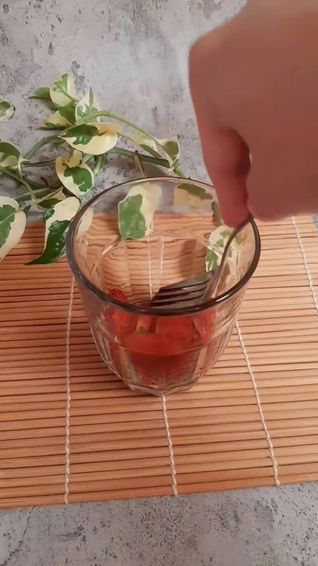 Foto langkah ke 1 dari resep Strawberry Milk Ice (cuma 3 bahan).