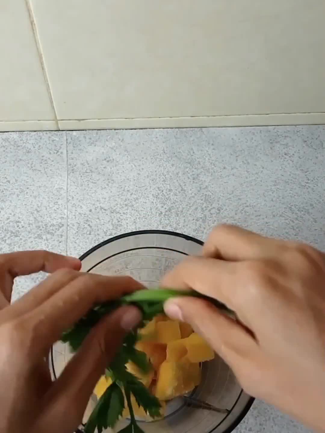 Foto langkah ke 1 dari resep Green smoothies mangga, banana, dan sayur.