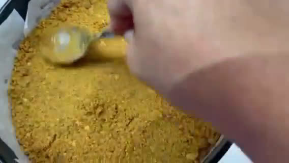 Foto del passaggio 2 della ricetta Cheesecake al basilico, limone e miele con yogurt, pinoli e morette di rovo