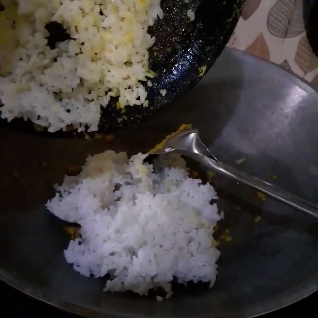 Foto langkah ke 2 dari resep Nasi Goreng Kunyit.