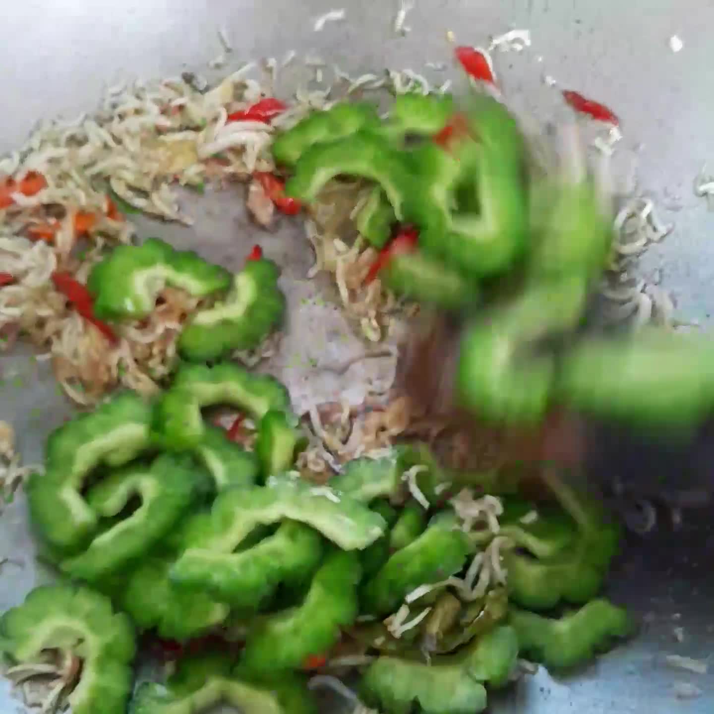 Foto langkah ke 5 dari resep Tumis Paria/Pare/Bitter Melon.