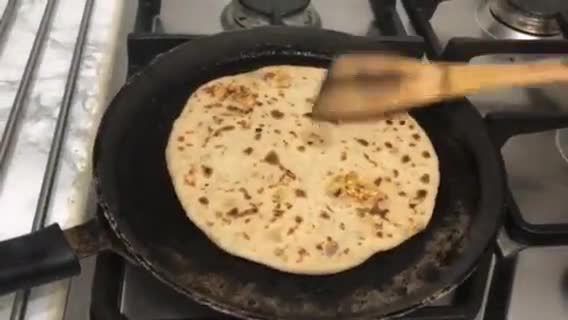 A picture of step 7 of Paneer potato paratha.