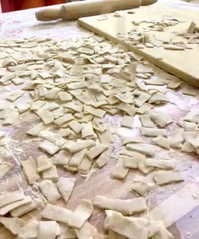 صورة لخطوة 5 من وصفة عجينة حراق اصبعه وطريقة تجفيفها وحفظها اكله سوريه مشهوره 🇸🇾
