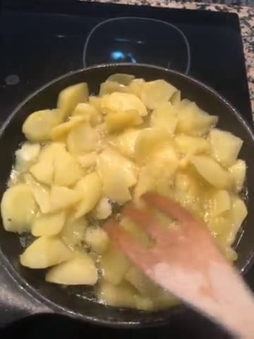 Foto del paso 3 de la receta: Tortilla de patatas con truco
