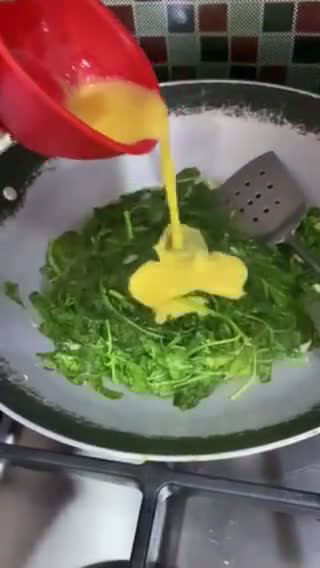 Foto langkah ke 2 dari resep Bayam Kuah Telur.