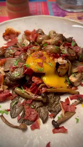 Foto del paso 1 de la receta: Setas a la plancha, yema de huevo marinada, y jamón crujiente