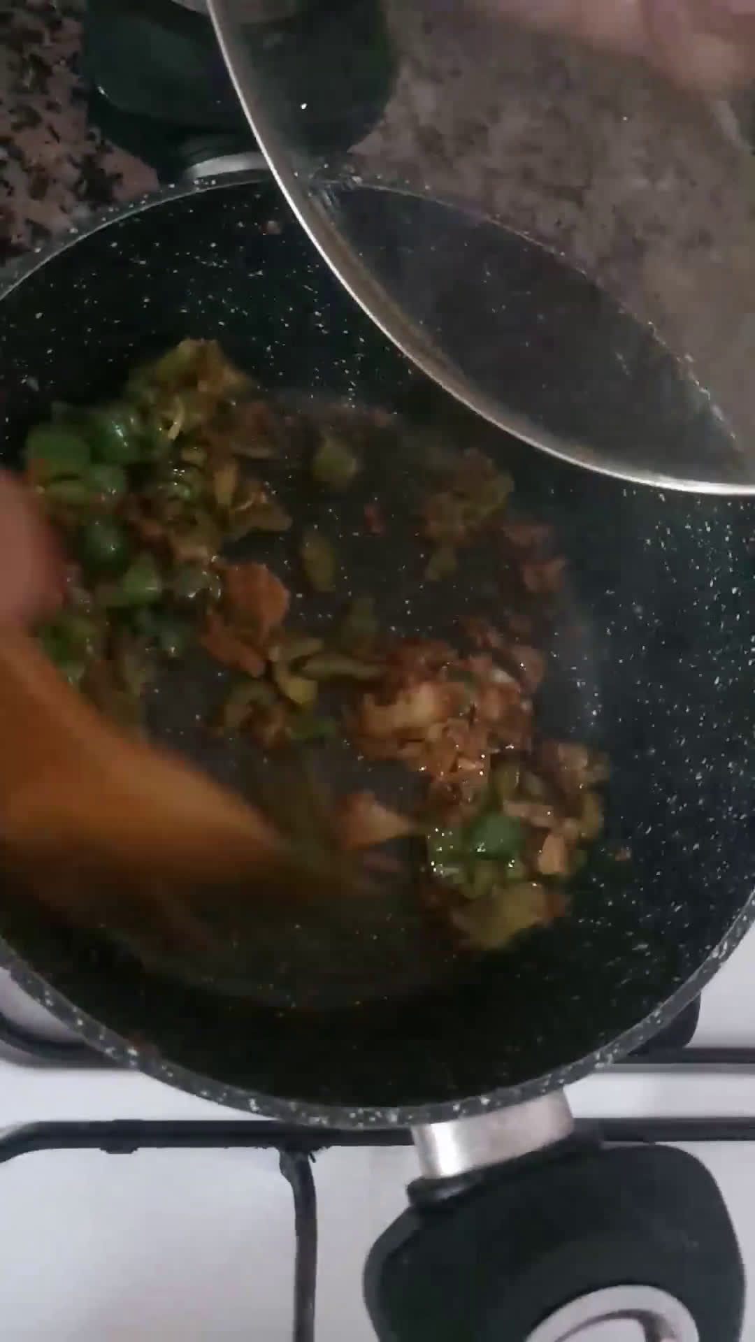صورة لخطوة 1 من وصفة دولمة الفلفل الاخضر في الفرن (طرشي)