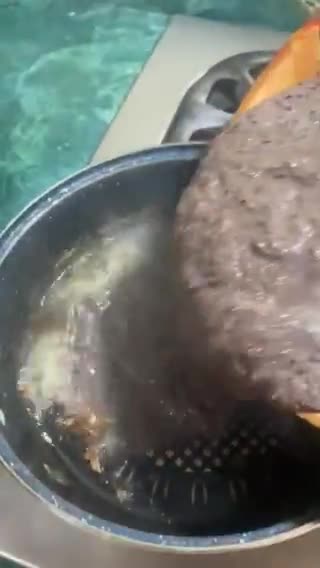 Foto del paso 1 de la receta: Frijoles negros con pollo empanizado y pasta roja