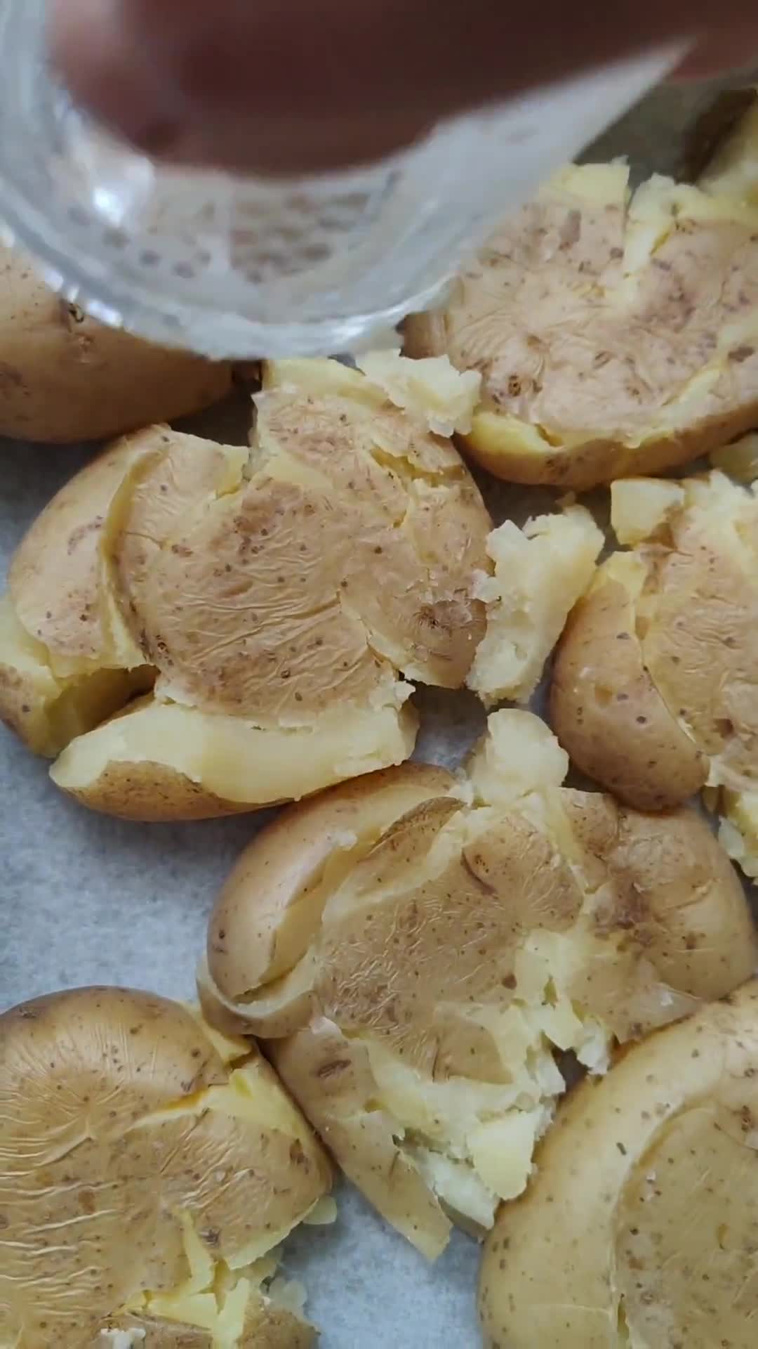 Foto del passaggio 2 della ricetta Patate croccanti.....in forno