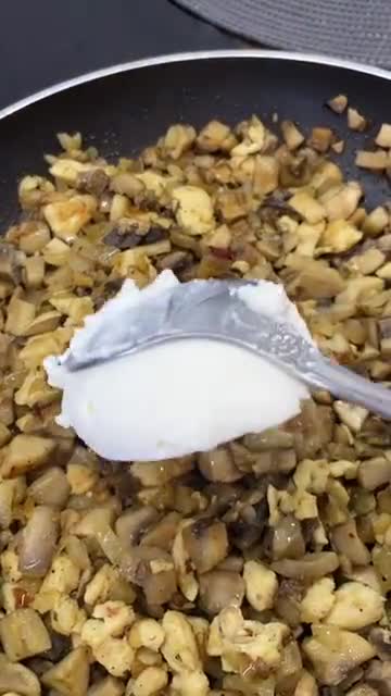 Фото кроку 2 до Слойки з куркою та грибами 🍄‍🟫.