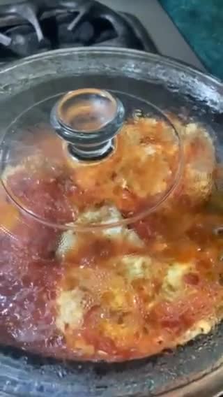 Foto del paso 3 de la receta: Huevos estrellados 🍳 ahogados en salsa de jitomate 🥫