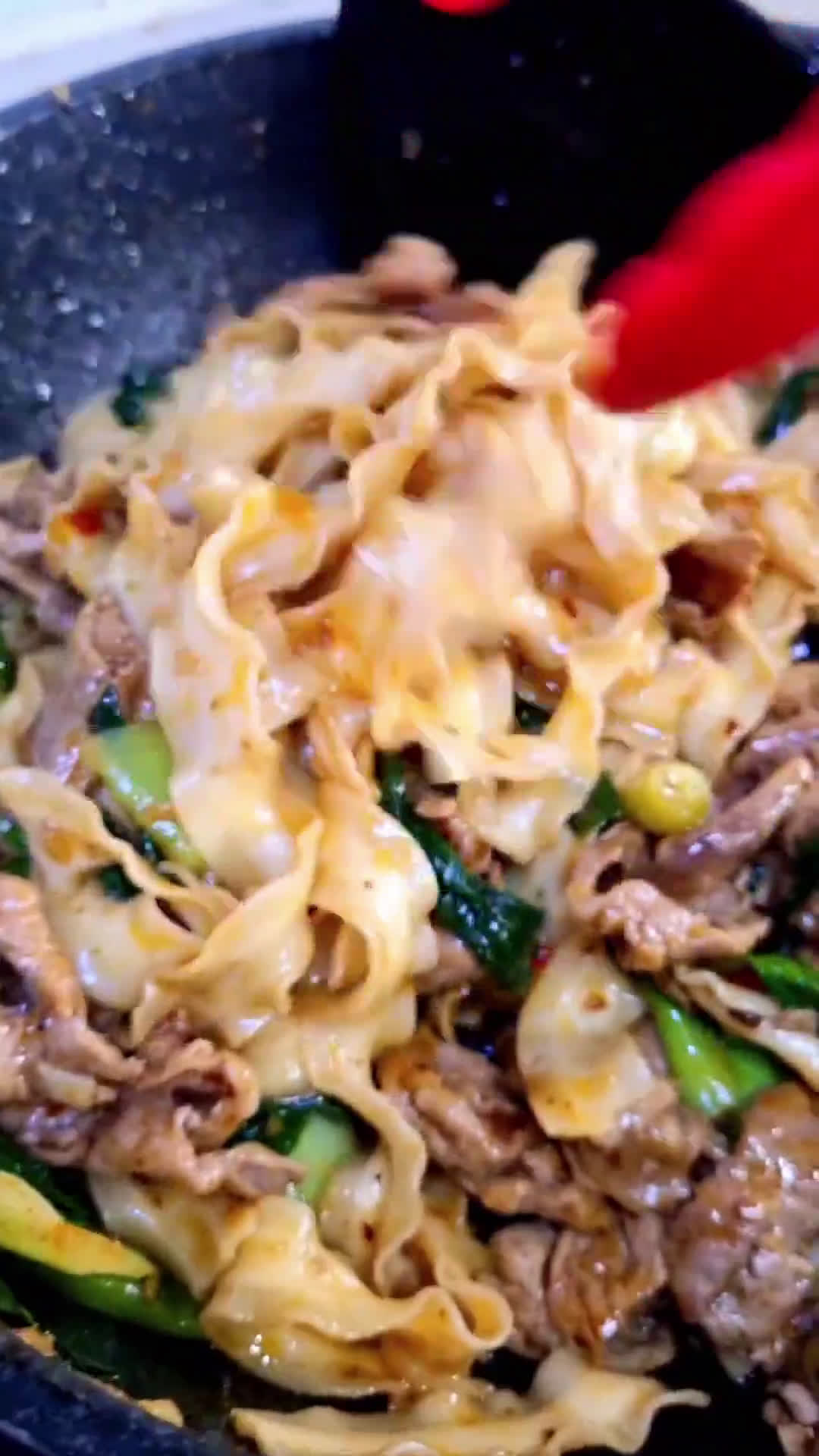 รูปขั้นตอนการทำที่ 5 ของ บะหมี่จีนเส้นหยักผัดหม่าล่า หมูสไลซ์