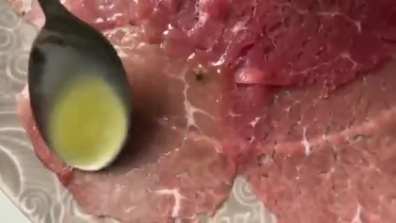 Foto del paso 4 de la receta: Carpaccio de vacuno con salsita de limón y parmesano
