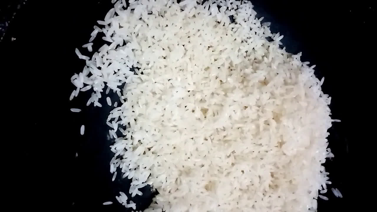 চালের কড়ই (চাল ভাজা) দিয়ে কাটা নারিকেল। রেসিপির ধাপ 2 ছবি