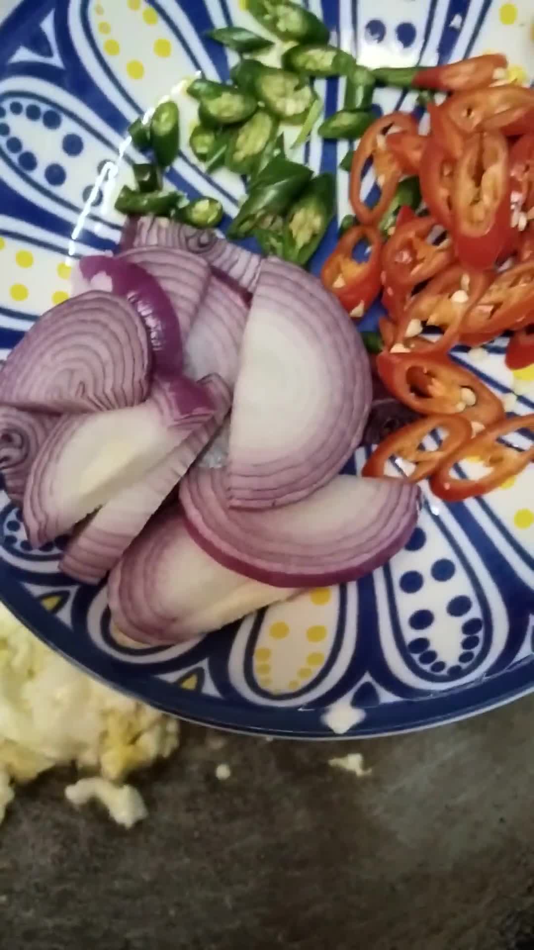 Gambar langkah 2 resipi Sosej telur masak sos.