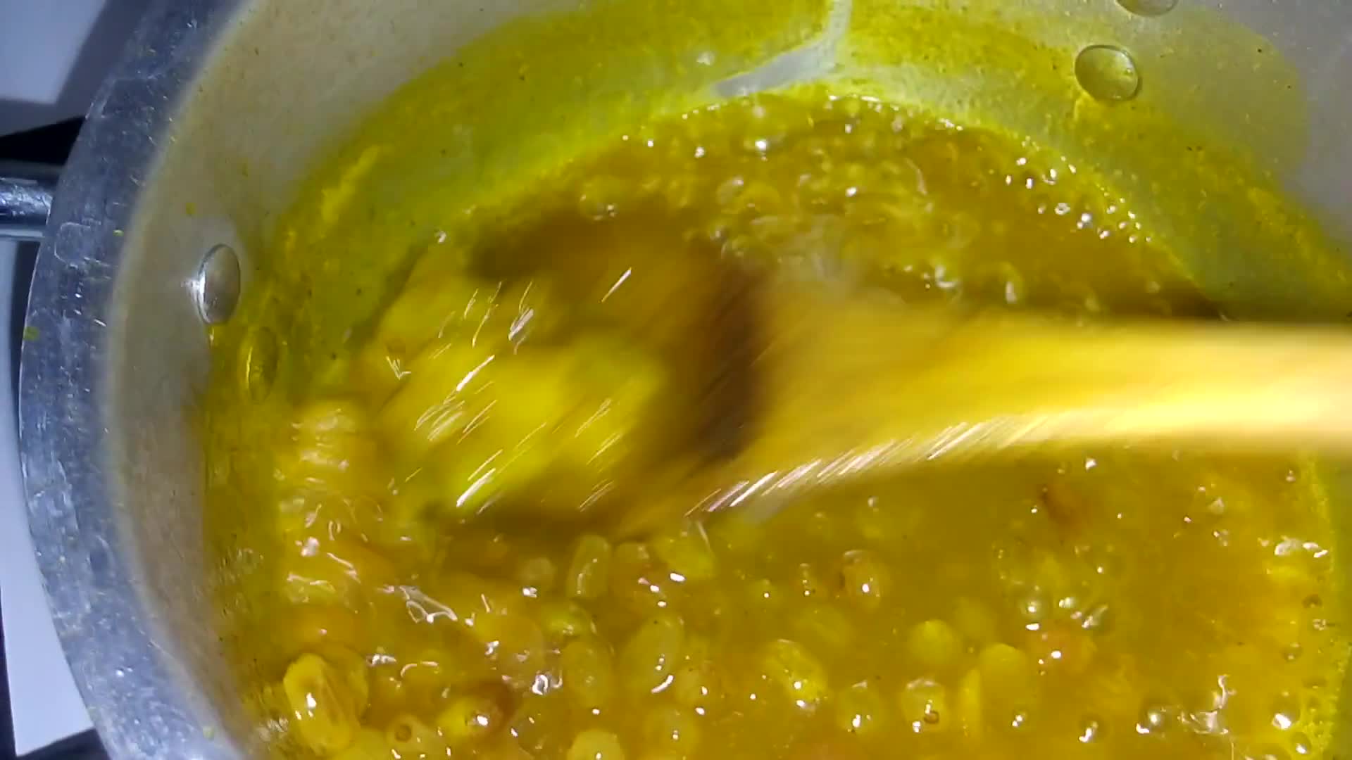صورة لخطوة 8 من وصفة مرقة بالبصلة 🧅والدجاج🍗مع الزبيب