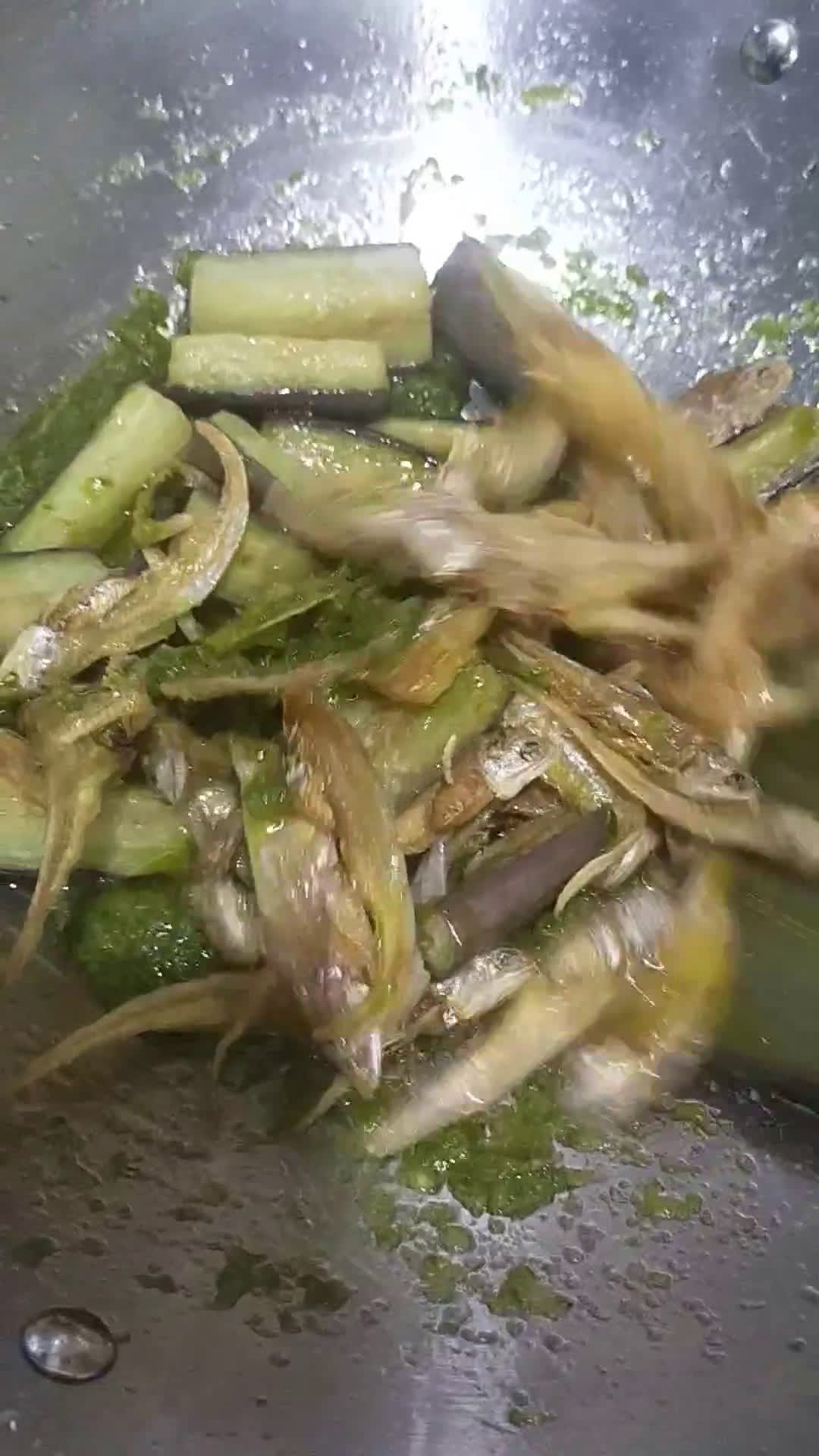 Foto langkah ke 4 dari resep Ikan asin terong sambal ijo.