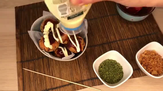 Foto del paso 10 de la receta: Takoyaki 🇯🇵 de pulpo 🐙 fáciles en sartén sin molde con salsa Tonkatsu Bulldog