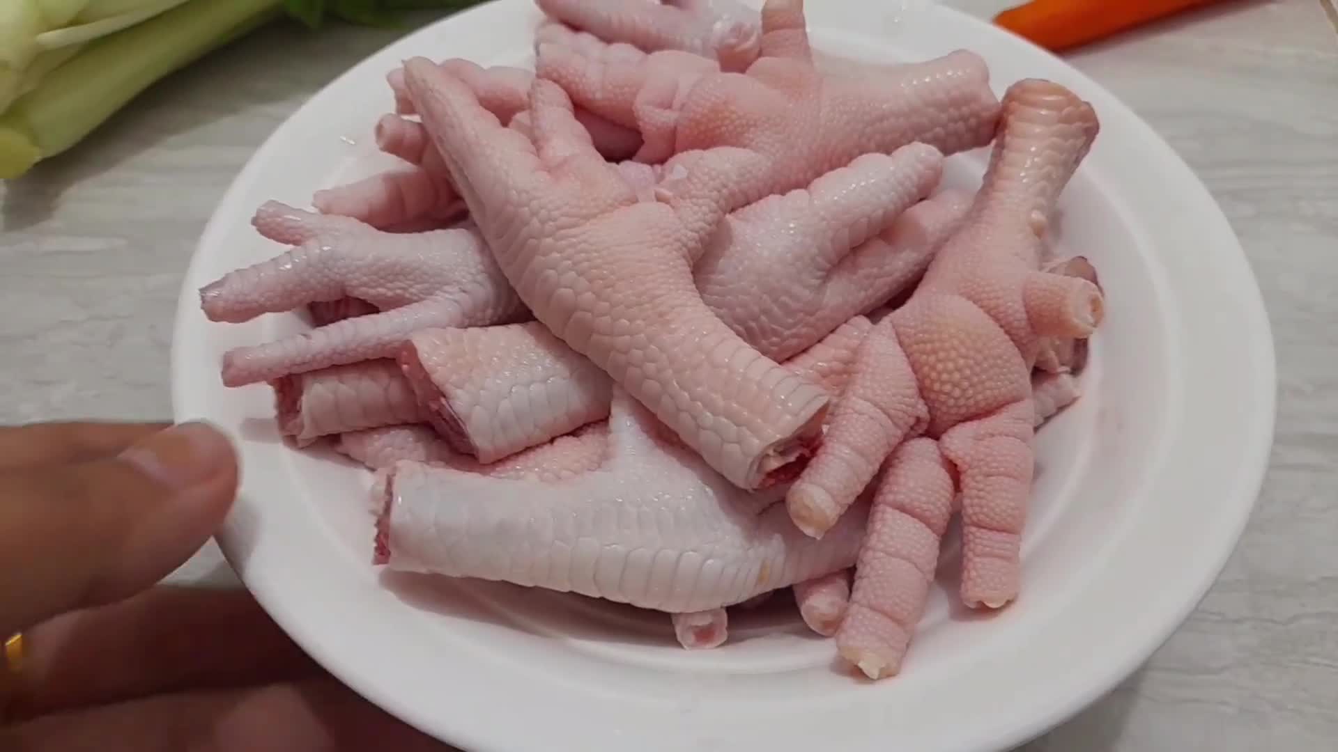Foto langkah ke 1 dari resep Sup ceker ayam favorit keluarga.