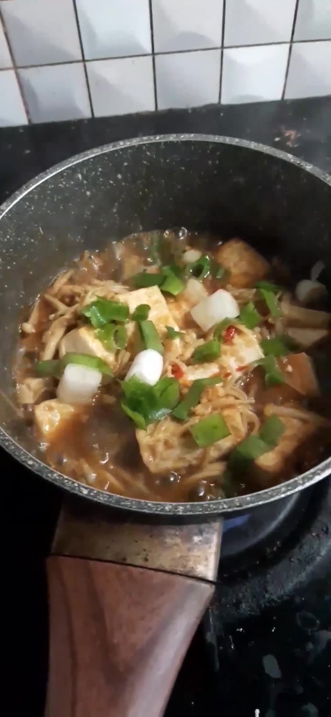 Foto langkah ke 7 dari resep Tahu dan Jamur Enoki Saos Tiram.