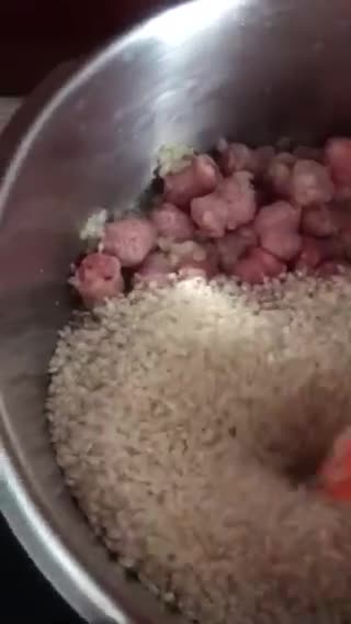 Foto del paso 5 de la receta: Arroz con salchichas frescas, en 15’ de olla exprés