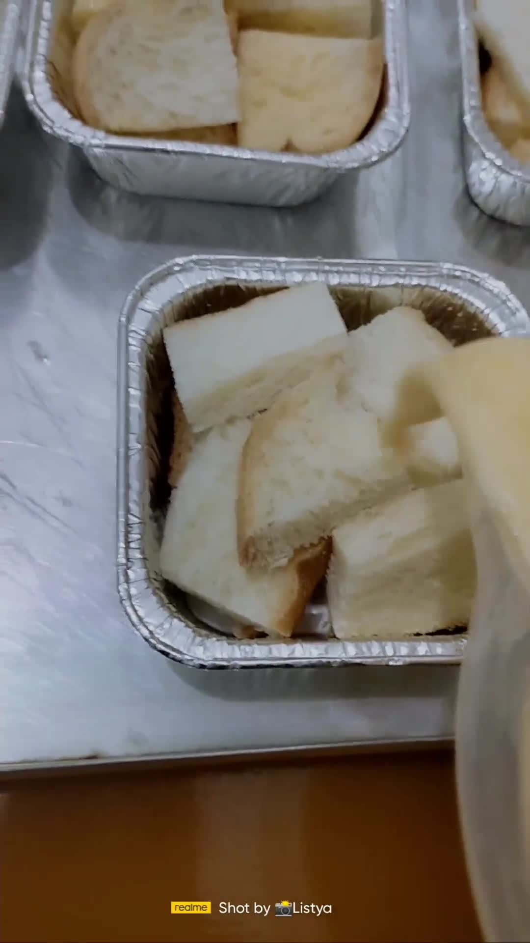 Foto langkah ke 5 dari resep Baked bread pudding.