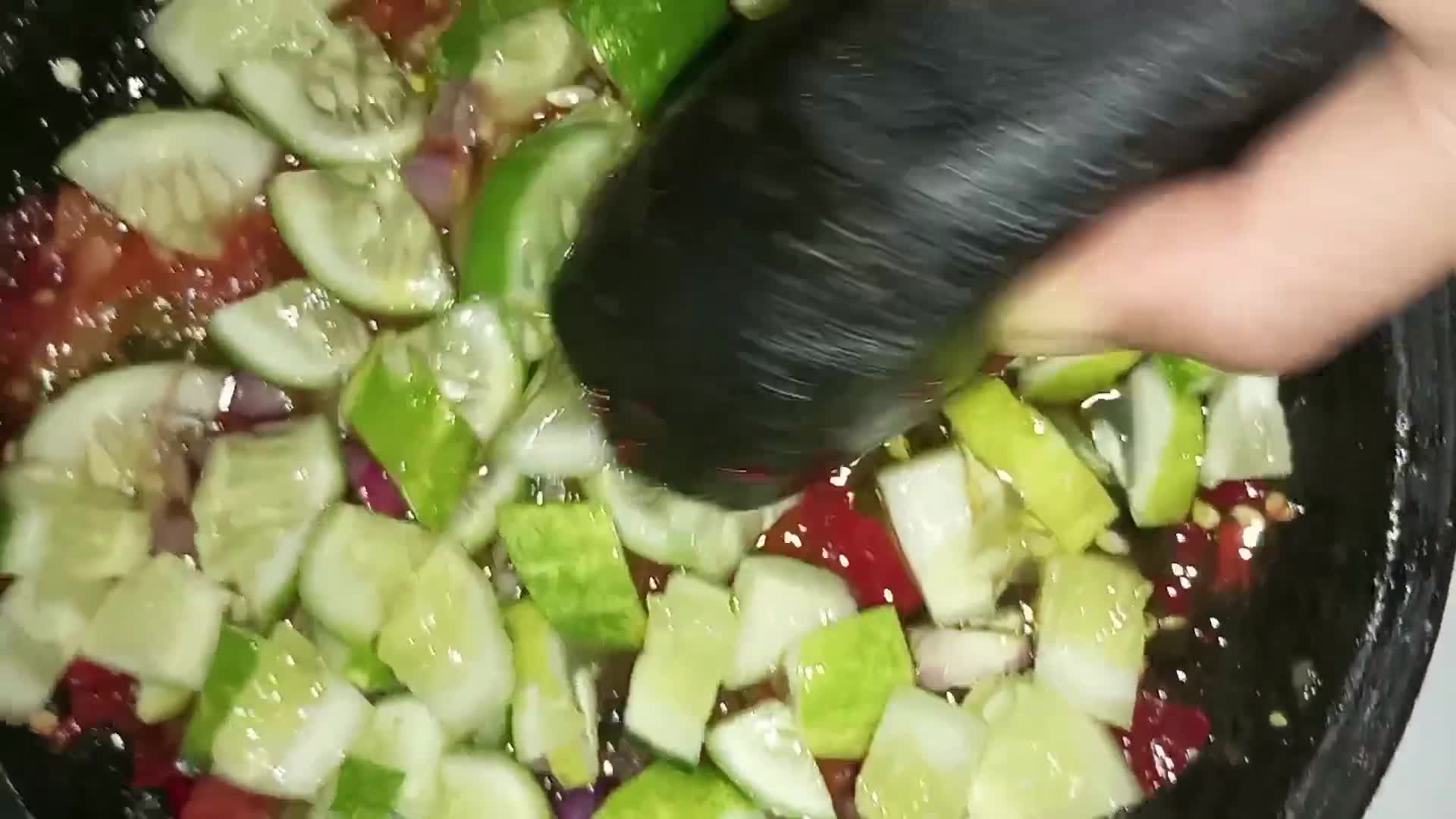 Foto langkah ke 4 dari resep Sambal Pecak Timun Segar.