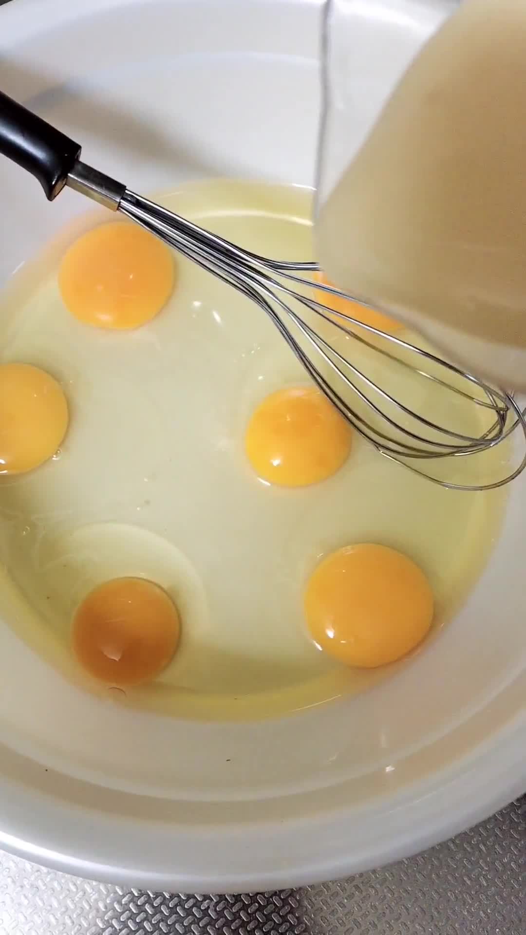 Foto langkah ke 2 dari resep Bolu caramel (sarang semut).