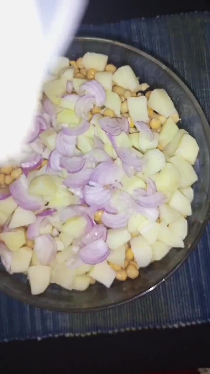 A picture of step 2 of Dahi Phulki+Papri Chana Chat 😋😋😋.