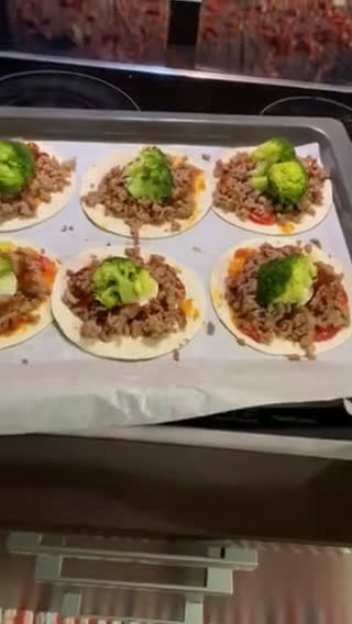 Foto del paso 6 de la receta: Mini pizzas especiales