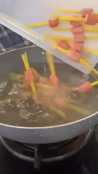Foto langkah ke 2 dari resep Spaghetti Sosis Aglio Olio.