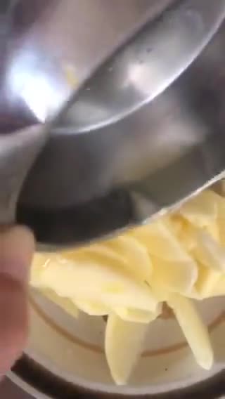 Hình bước làm 1 của món Bánh bông lan táo