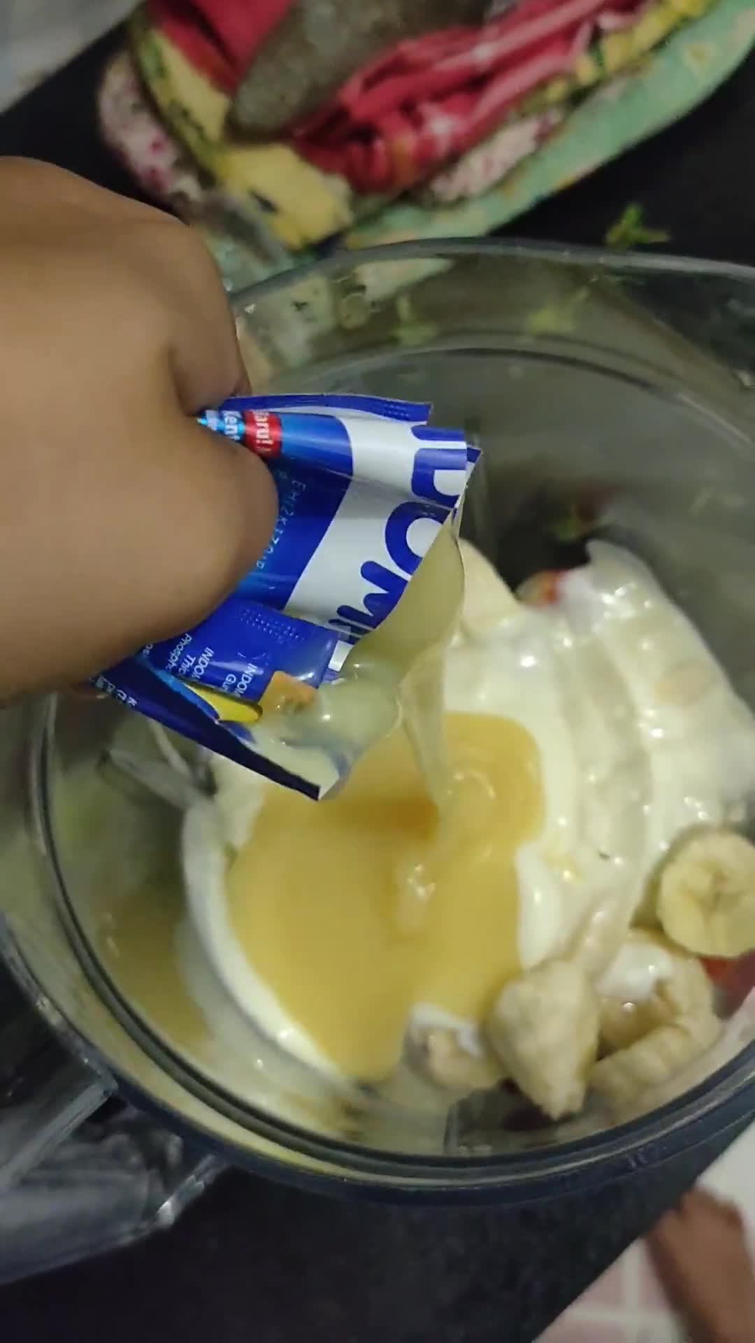 Foto langkah ke 2 dari resep Es cream smoothies.