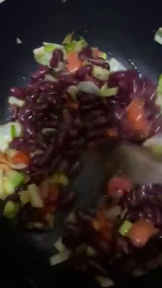 Une image de l'étape 2 de Riz aux haricots rouge et chipolatas.