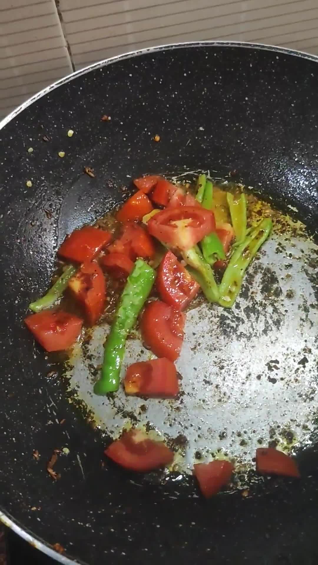 आलू शिमला मिर्च ग्रेवी(दही वाली) (Aloo Shimla Mirch in Dahi Gravy) रेसिपी चरण 4 फोटो