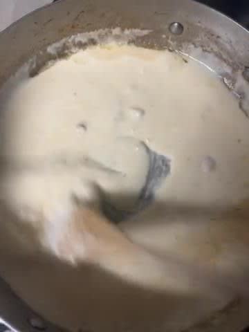 Une image de l'étape 2 de Pâtes au poulet sauce Alfredo.
