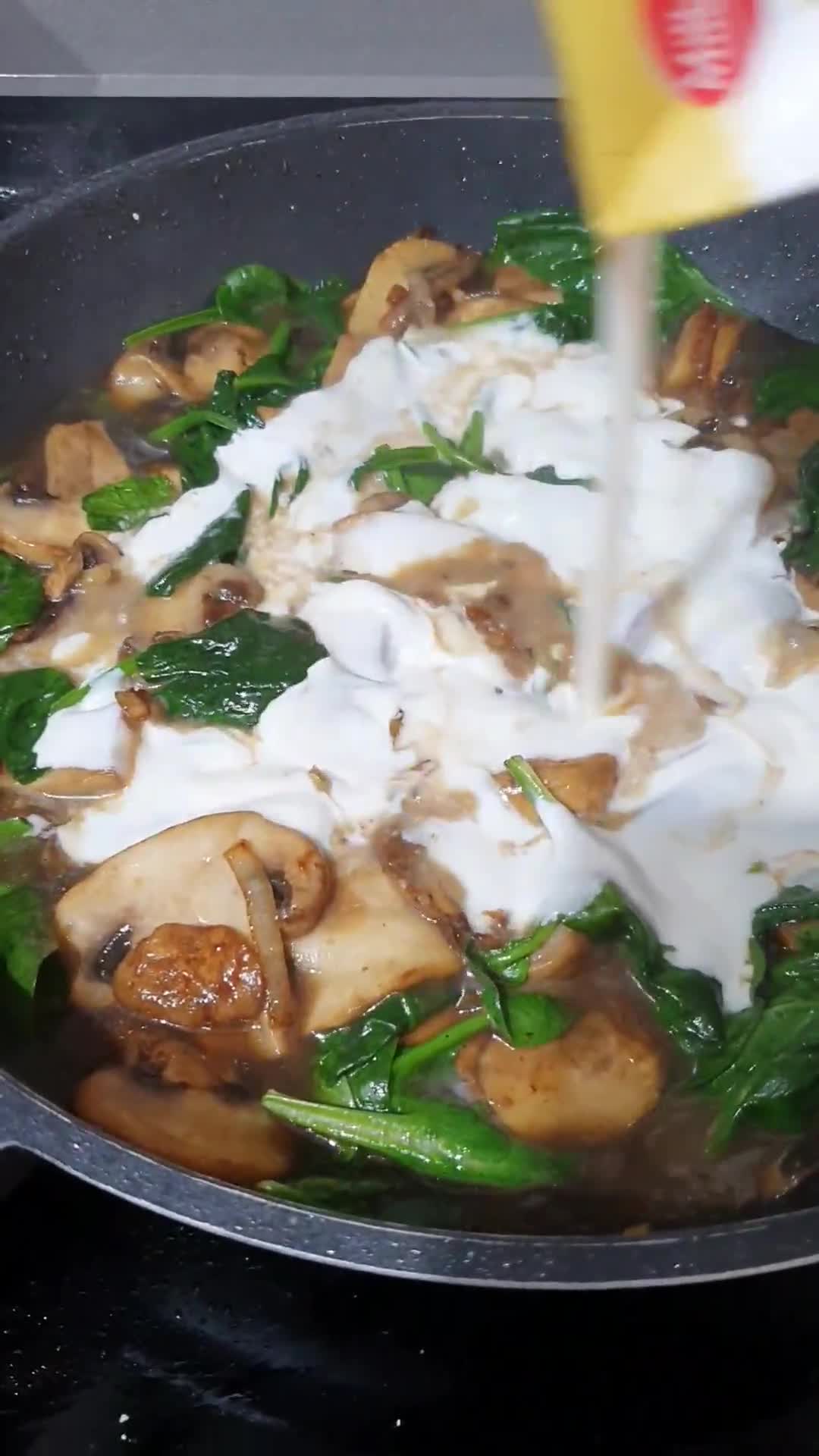 Foto del paso 3 de la receta: Ñoquis al pesto rojo con pechuga de pollo marinada en salsa de champiñones con espinacas