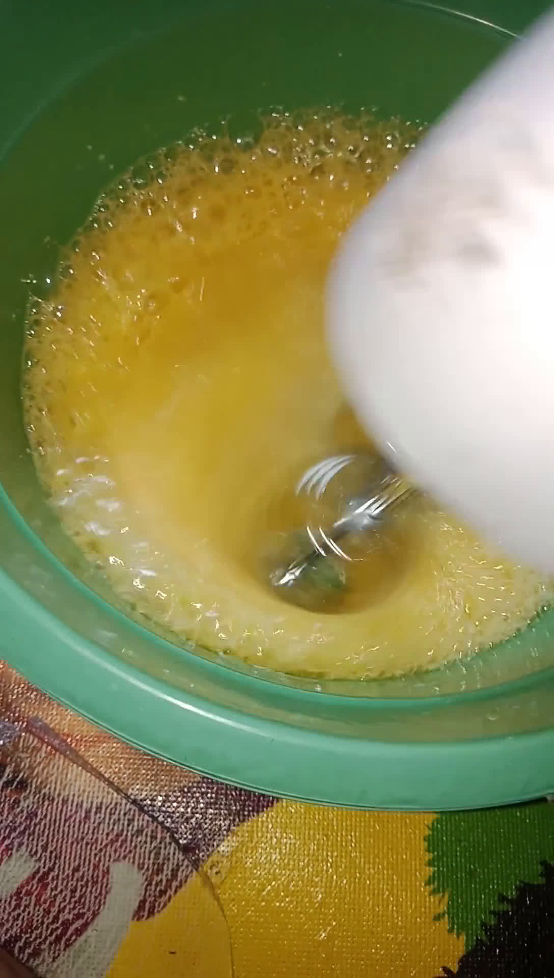 Foto langkah ke 2 dari resep Cake Pisang Toping Keju & Kismis.