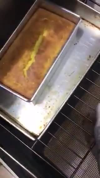 Foto langkah ke 4 dari resep Starbucks Lemon Cake.
