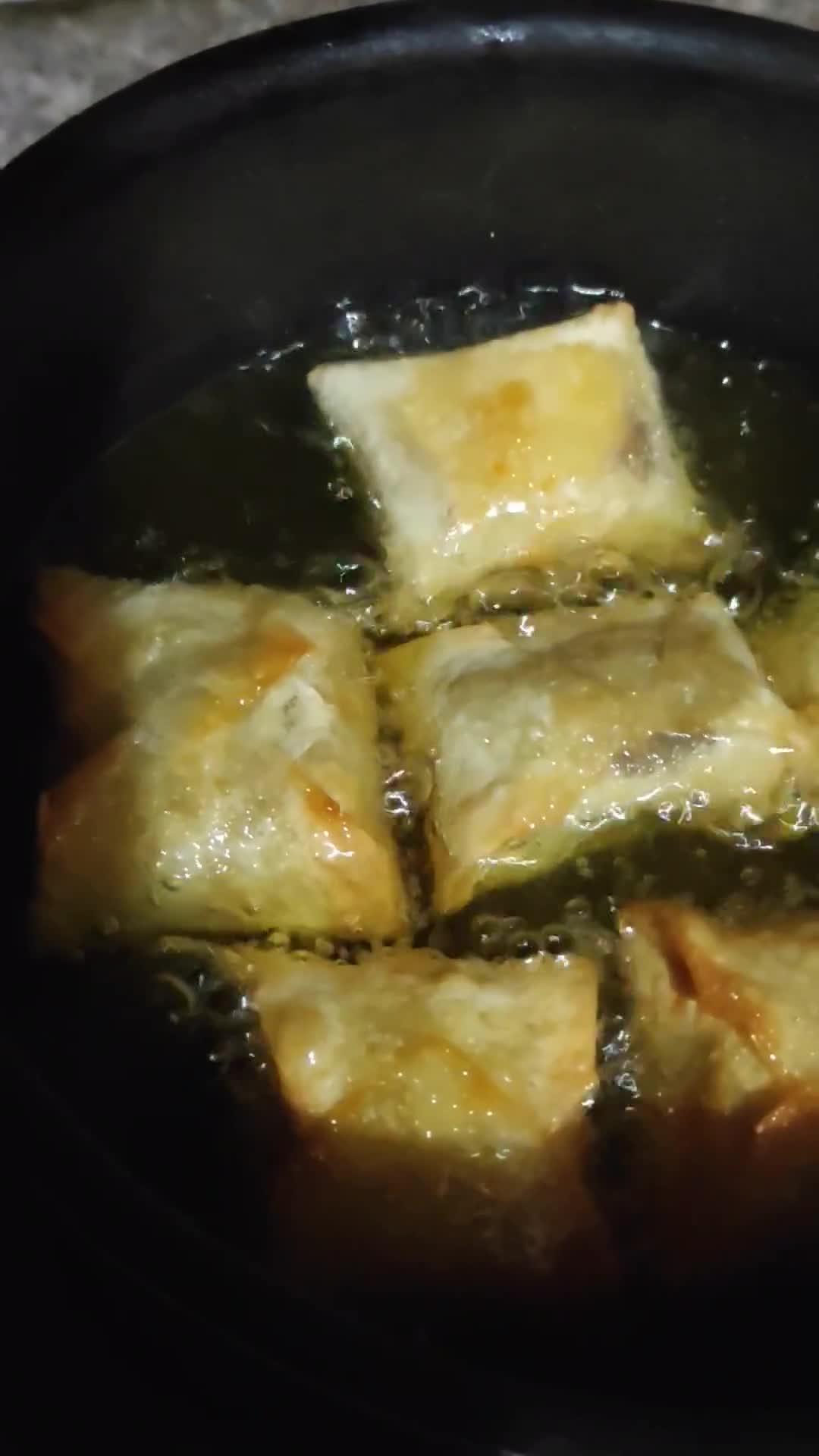 Foto langkah ke 5 dari resep Pangsit Pisang Goreng.